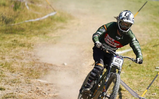 Dietro le Quinte della Vita di Simone Medici, atleta di downhill italiano
